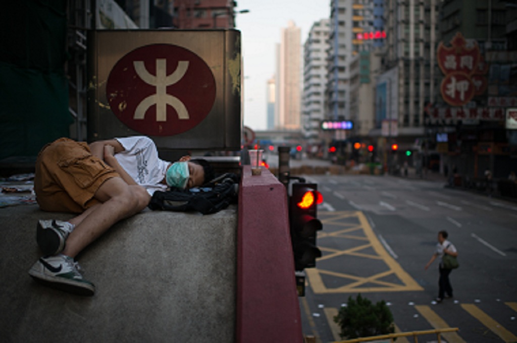 Seorang pendemo pro demokrasi tertidur di pinggir jalan Hong Kong - AFP/ED Jones