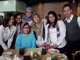 Wartawan Pun Berebut Foto Bareng Karen