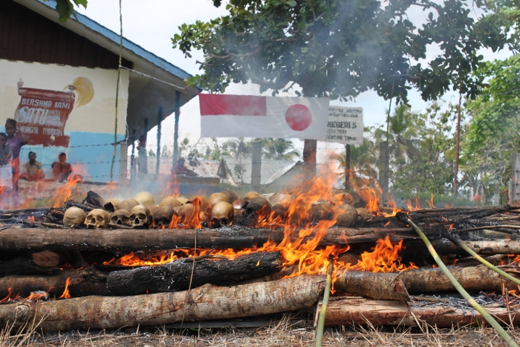 Delegasi Ekspatriat Pemerintah Jepang membakar tengkorak para serdadunya yang meninggal saat Perang Dunia II di Jayapura, Senin (6/10/2014). MI/Marcelinus Kelen