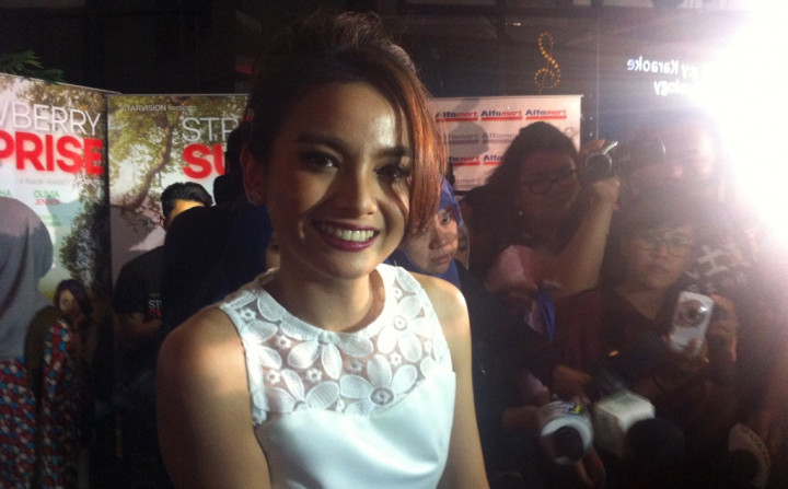 Acha Septriasa Terjun dari Jembatan Setinggi 35 Meter