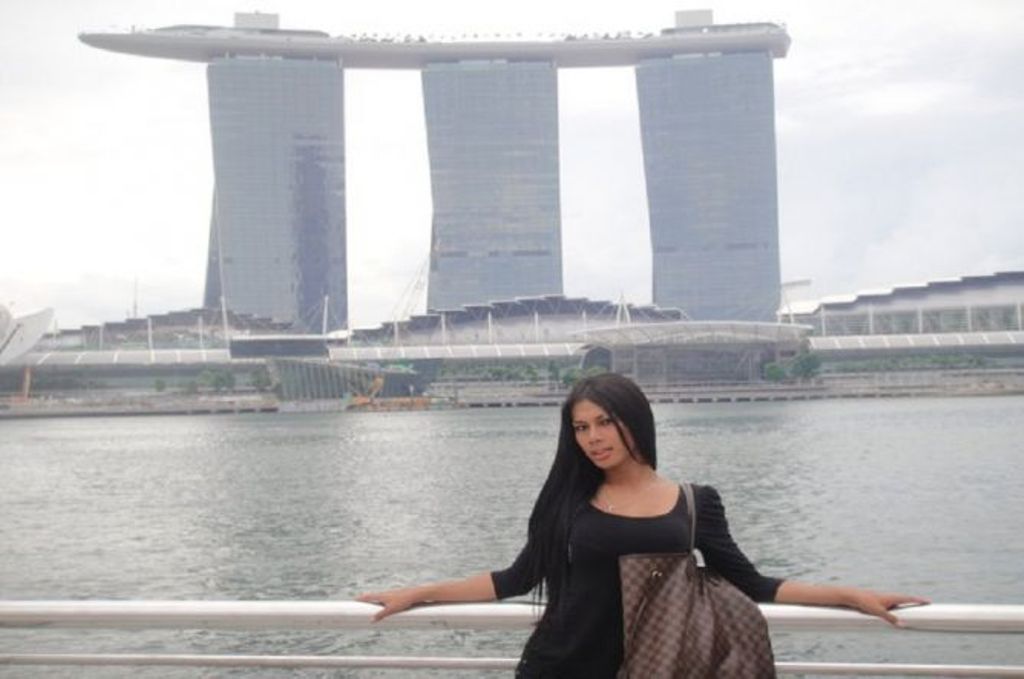 Mayang Prasetyo berpose di Singapura - Facebook 