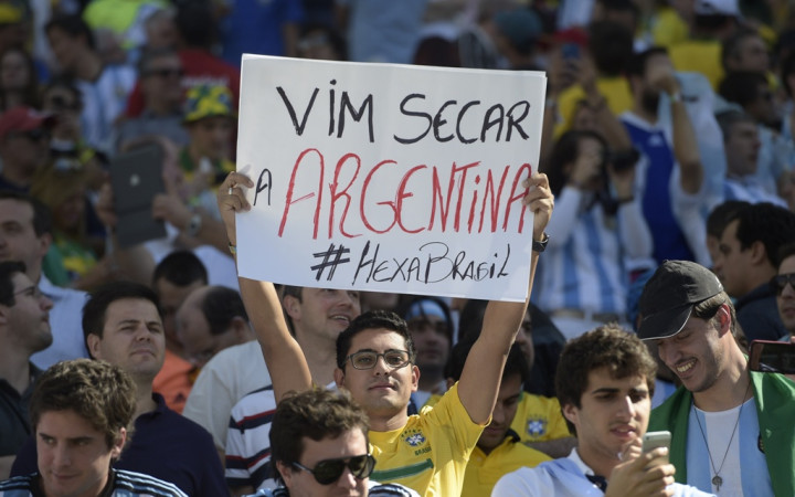 Suporter Argentina dan Brasil Adu Gengsi Lagi  