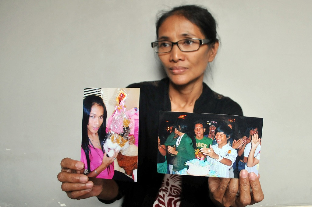 Nining Sukarni menunjukkan foto anaknya, Mayang Prasetyo - Lampungpost