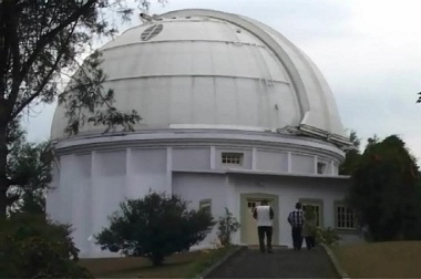 Meski Tertutup Awan, Gerhana Bulan Total Terlihat Merah 