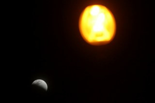 <i>Gelap, tapi Bulan Nggak Kelihatan Merah</i> 