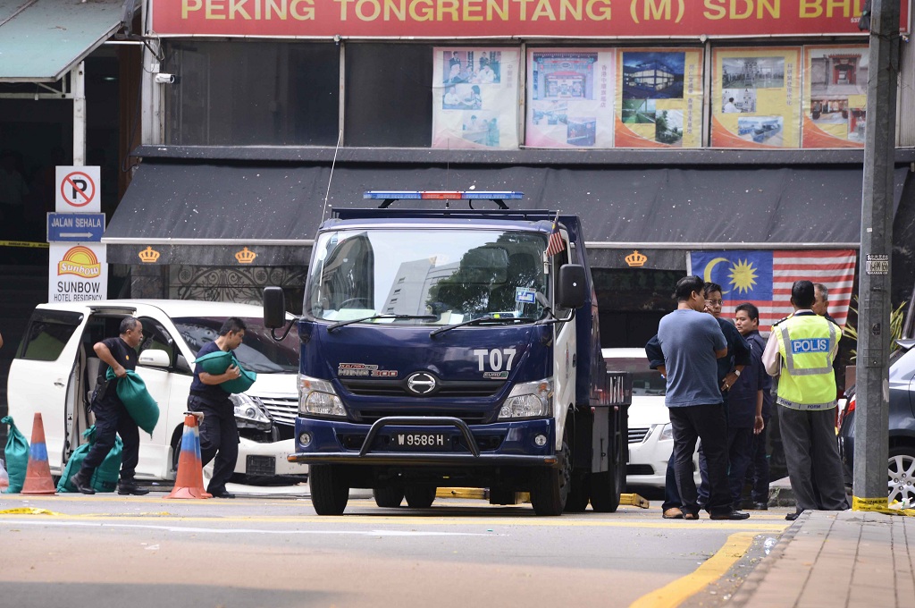 Kepolisian Malaysia tiba di lokasi ledakan di dekat sebuah klub malam di Bukit Bintang, Kuala Lumpur - AFP/STR