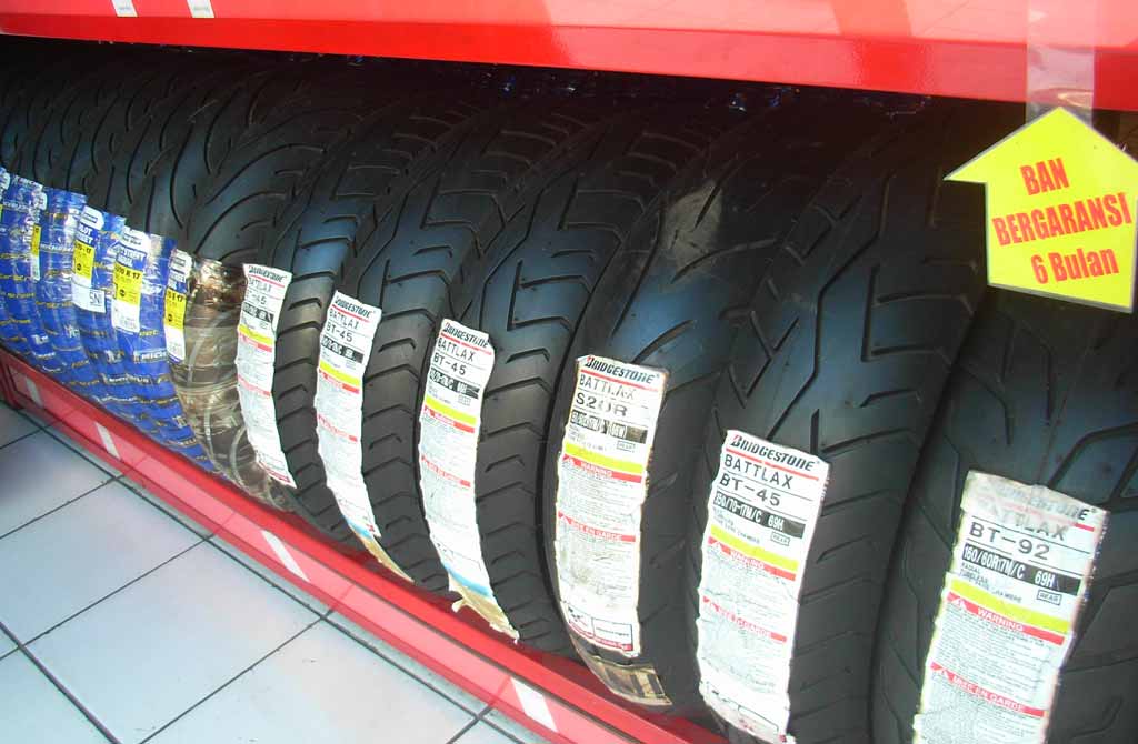 Membaca kode ban, harus dipahami. MTVN.com/Ahmad Garuda