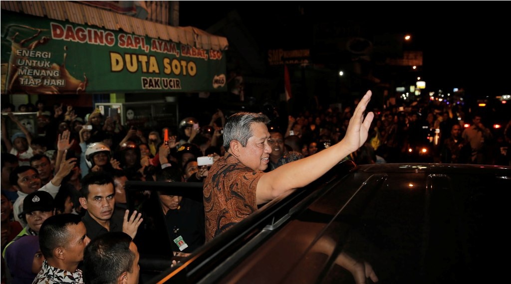 Presiden SBY melambaikan tangan kepada rakyat--Antara/Abror