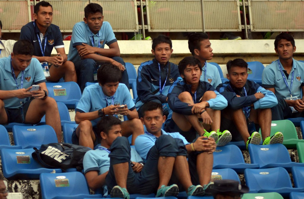 MENONTON PERTANDINGAN: Pemain Timnas U-19 Indonesia menyaksikan pertandingan grup A turnamen Piala Asia U-19 2014 antara Iran melawan Thailand di Stadion Thuwunna, Yangon, Myanmar, Kamis (9/10). Indonesia yang tergabung dalam grup B akan melakoni laga per