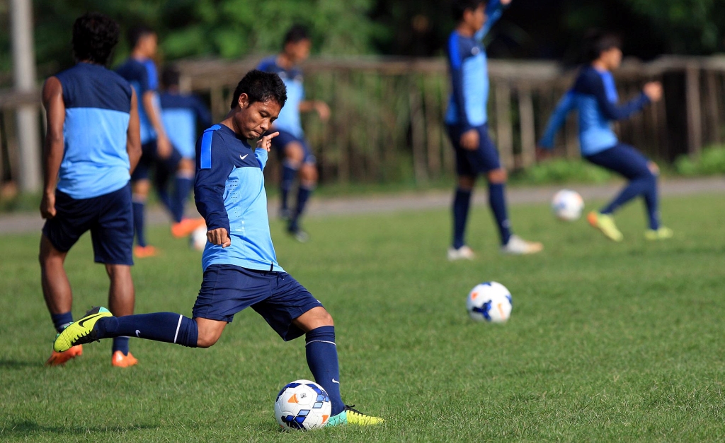 LATIHAN JELANG AFC U-19: Kapten kesebelasanTimnas U-19, Evan Dimas (kiri) bersama timnya menjalani sesi latihan menjelang pertandingan AFC U-19 Championship di komplek Stadion Thuwunna, Yangon, Myanmar, kemarin. Timnas Indonesia akan bertanding melawan Uz