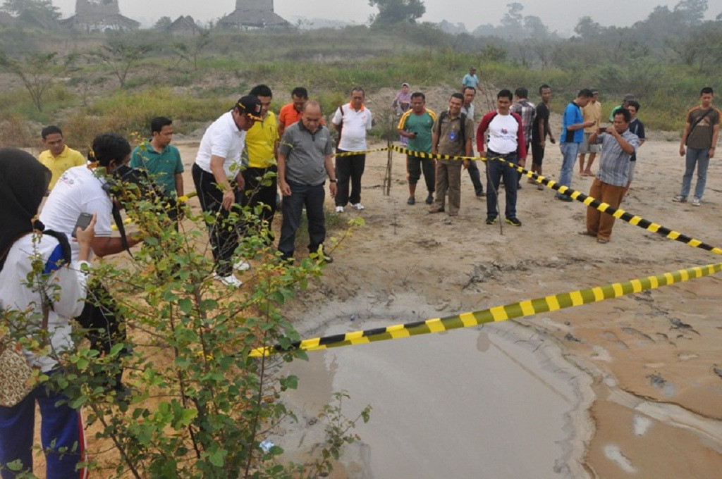 Gubernur Jambi meninjau semburan lumpur mengandung gas di Muarojambi, MI/ Solmi