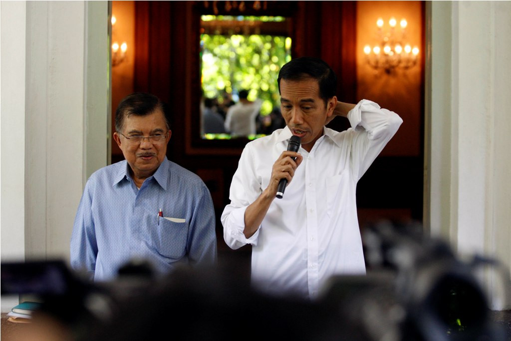Presiden dan Wakil Presiden terpilih Joko Widodo (Jokowi)-Jusuf Kalla menggelar konpers di rumah dinas gubernur DKI Jakarta di kawasan Taman Suropati, Jakarta, Jumat (10/10). -- MI/ADAM DWI