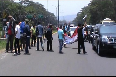 Polisi Amankan Mahasiswa Berdemo Tolak UU Pilkada