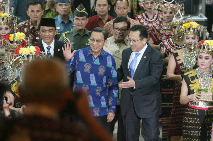 Wapres Boediono Terima Kado Perpisahan Terindah