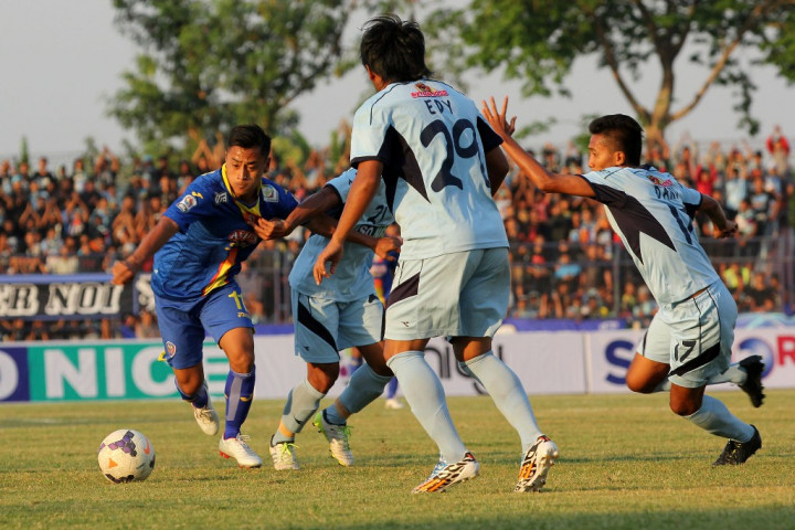 Tandang ke Semen Padang, Persela Main Lepas