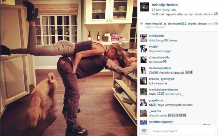 Lihat Gaya Adam Levine Yoga Bareng Istri di Dapur  
