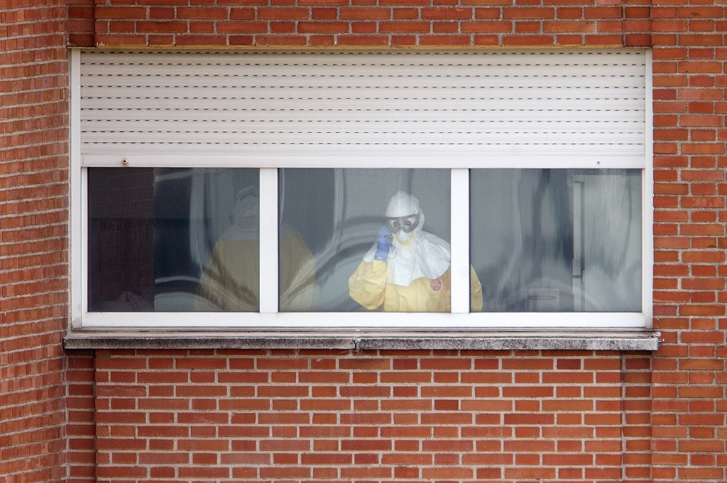 Petugas medis memakai perlengkapan pelindung dalam menangani pasien Ebola Teresa Romero di RS Carlos III di Madrid, Spanyol - AFP/CURTO DE LA TORRE