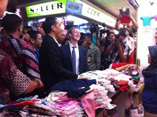 Bos <i>Facebook</i> Lihat-lihat Baju di Pasar Tanahabang  