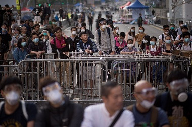 Demonstran Hong Kong Bentrok dengan 500 Pria Bertopeng