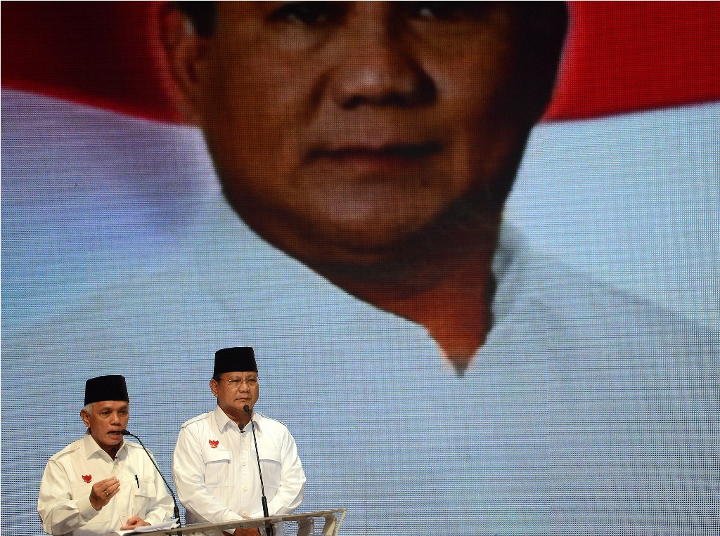 Pasangan Peserta Pemilu Presiden 2014 Prabowo Subianto-Hatta Rajasa menyampaikan visi dan misinya saat Debat Capres-Cawapres di Jakarta--Antara/PRASETYO UTOMO
