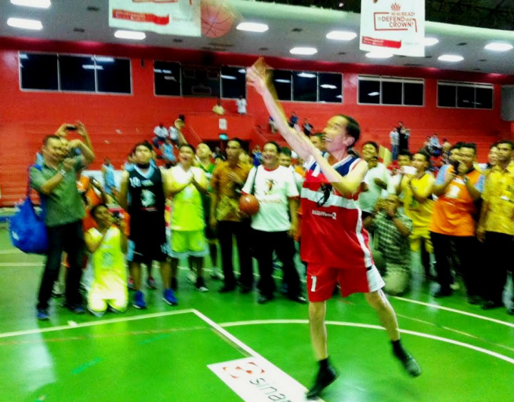 Jokowi 'Putus Asa' Bermain Basket 