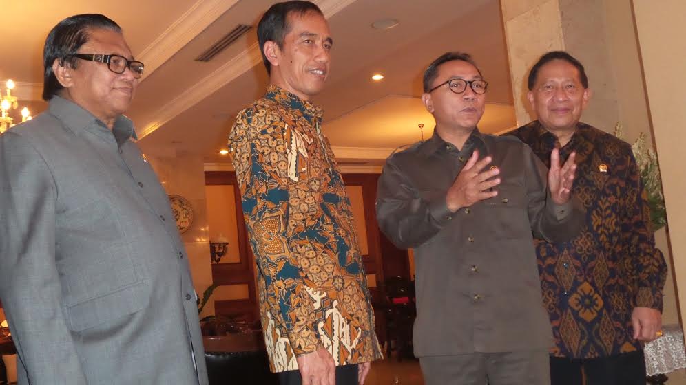 Ketua MPR Zulkifli Hasan saat disambut Jokowi. (foto: Desi)