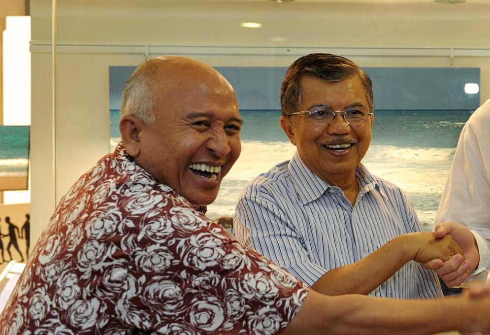 Ketua Umum Palang Merah Indonesia (PMI) Jusuf Kalla didampingi Sekjen PMI Budi Atmadi Adiputro. Antara/ Humas PMI