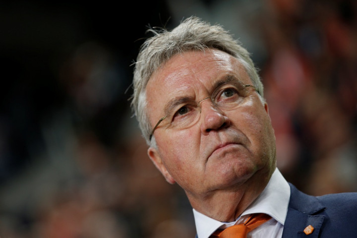 Hiddink Dikritik, Van Persie Membela