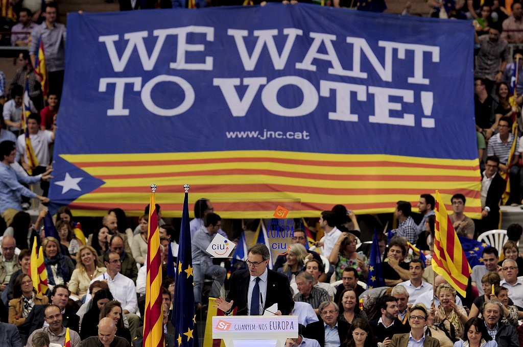 Presiden Catalan Artur Mas beserta pendukungnya meminta referendum kemerdekaan dari Spanyol - AFP/JOSEP LAGO