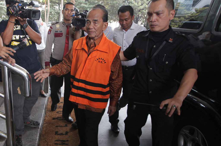 Masa Tahanan Gubernur Riau dan Bupati Karawang Diperpanjang