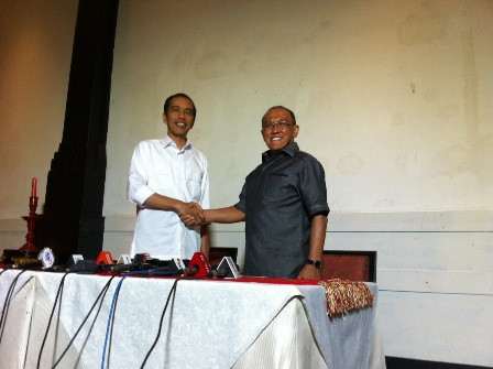 Bertemu Jokowi, Ical Pertegas Posisi Golkar   