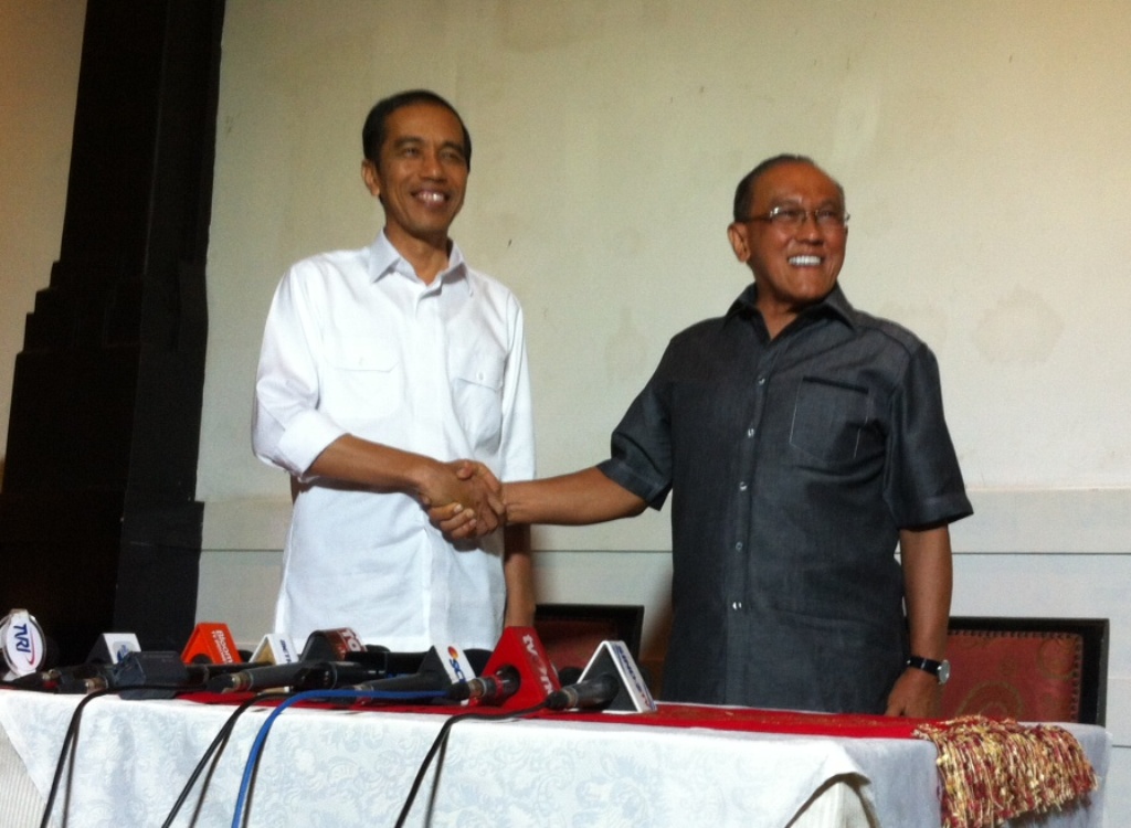 Jokowi dan Ical berjabat tangan usai memberikan keterangan pers seputar pertemuan mereka di Galeri Seni Kunstkring, Menteng, Jakarta, Selasa (14/10/2014) sore. MTVN/Desi Angriani