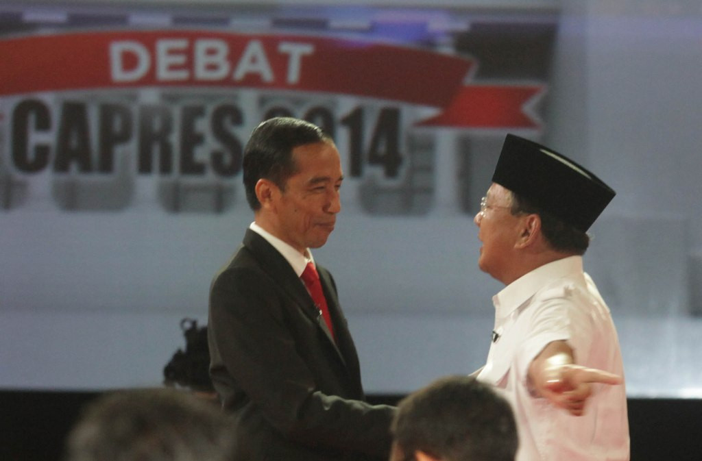Prabowo bersalaman dengan Jokowi saat debat capres yang diselenggarakan KPU di Hotel Grand Melia, Jakarta, Minggu (15/6/2014). MI/Muhamad Irfan). 