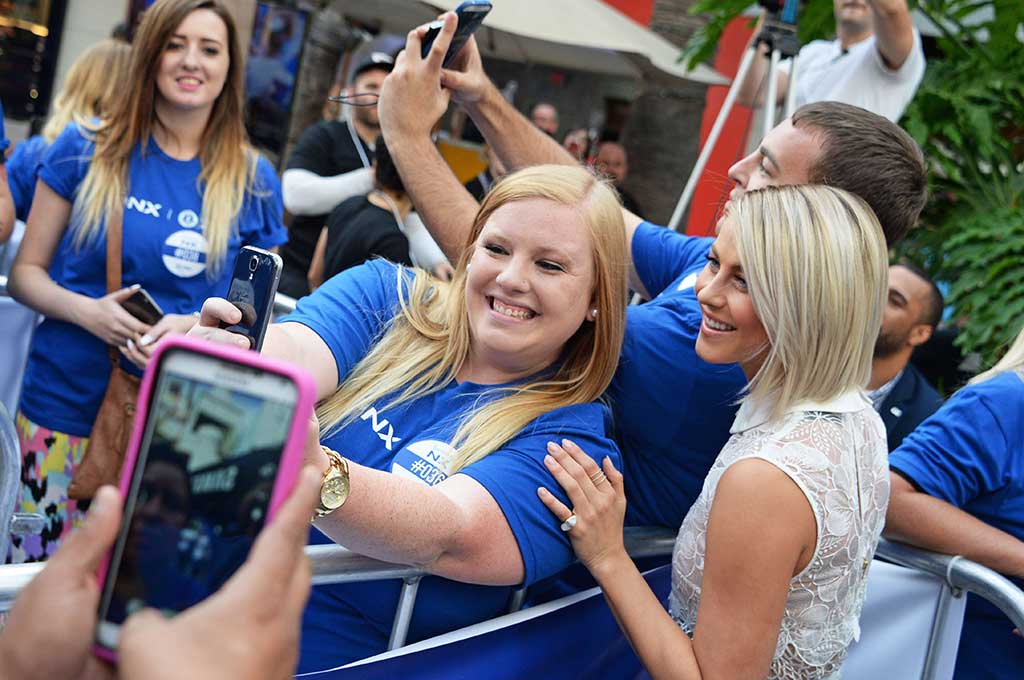 Julianne Hough Hadiri Pemecahan Rekor Selfie Estafet