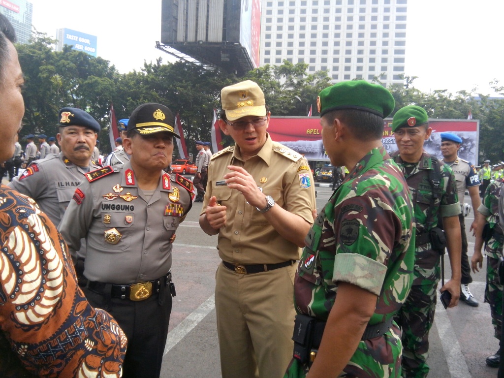 Kapolda Metro Jaya Irjen Unggung Cahyono berbincang dengan Gubernur DKI Plt Basuki Tjahaja Purnama dan Pangdam Jaya Mayjen Agus Sutomo usai apel siaga pengamanan pelantikan presiden, Kamis (16/10/2014). MTVN/Deny Irwanto