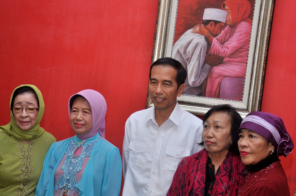 Joko Widodo (tengah) bersama ibundanya Sudjiatmi Notomihardjo (kedua kiri) berfoto bersama warga saat open house di kediamannya, Sumber, Solo, Jateng, Selasa (29/7/2014). ANT/Aloysius Jarot Nugroho