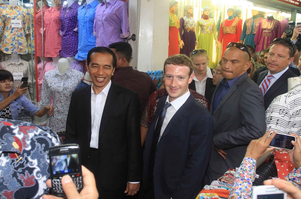 Presiden terpilih Joko Widodo (kiri) bersama bos Facebook Mark Zuckerberg saat blusukan ke Pasar Tanah Abang, Jakarta - AFP/RAMA