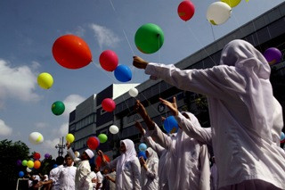 Ratusan Balon Harapan Siswa Diterbangkan untuk Jokowi-JK