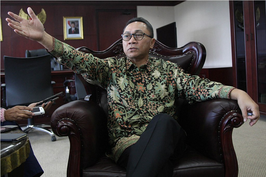 Ketua MPR RI Zulkifli Hasan menjawab pertanyaan saat wawancara dengan Media Indonesia di kantornya, Kompleks Parlemen, Senayan---MI/PANCA SYURKANI