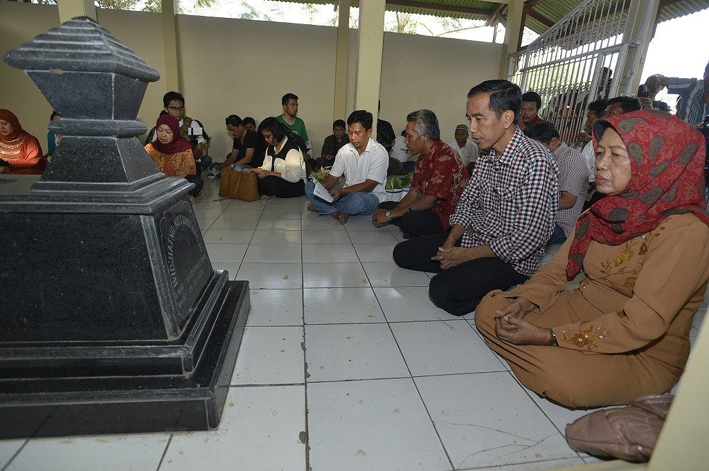 Jokowi bersama ibunya berziarah ke makam ayahnya di Karanganyar, Antara/ Widodo S Jusuf