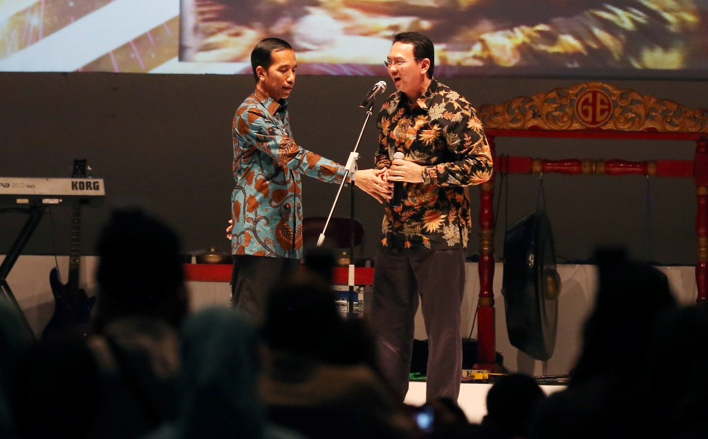 Jokowi bercanda saat mempersilahkan Ahok menyampaikan pidato dalam acara silaturahmi gubernur dengan Pengurus dan Angggota Kemasyarakatan Provinsi DKI Jakarta di Istora Senayan, Jakarta, Kamis (16/10/2014). MI/Ramdani