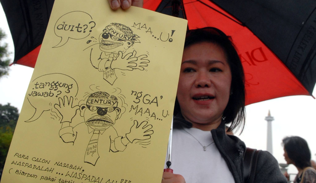 eorang nasabah Bank Century membentangkan poster saat berunjukrasa di depan Istana Merdeka, Jakarta, Jumat (20/2/2009). ANT/Andika Wahyu