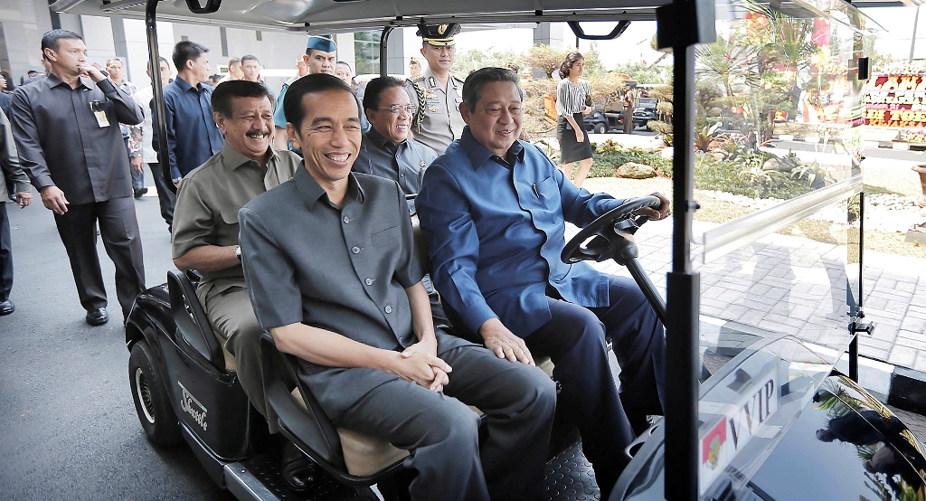  Presiden Susilo Bambang Yudhoyono mengendarai mobil khusus didampingi Presiden terpilih Joko Widodo, saat berkeliling meninjau Kompleks Adhyaksa Loka dan RSU Adhyaksa di Ceger, Jakarta Timur, 12 September 2014. Rumgapres/Abror