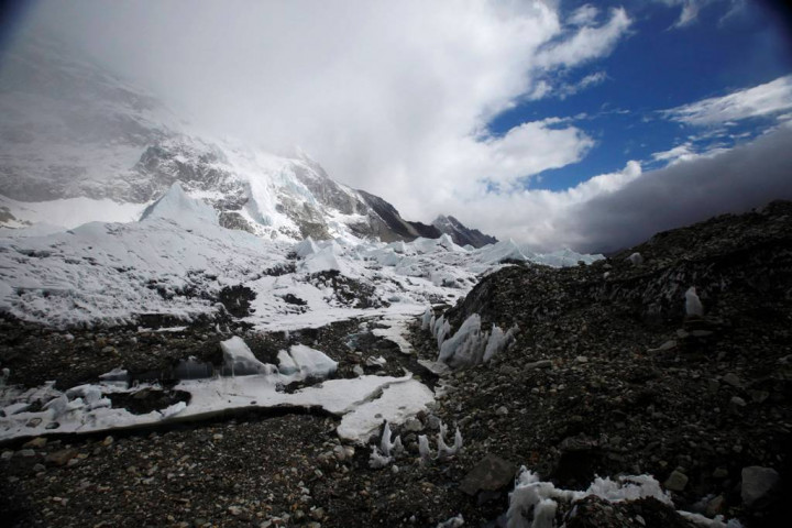Dihantam Badai Salju, Puluhan Pendaki Everest Tewas