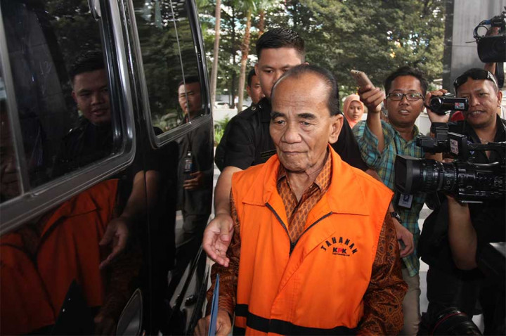 Gubernur Riau dan Istri Diperiksa KPK