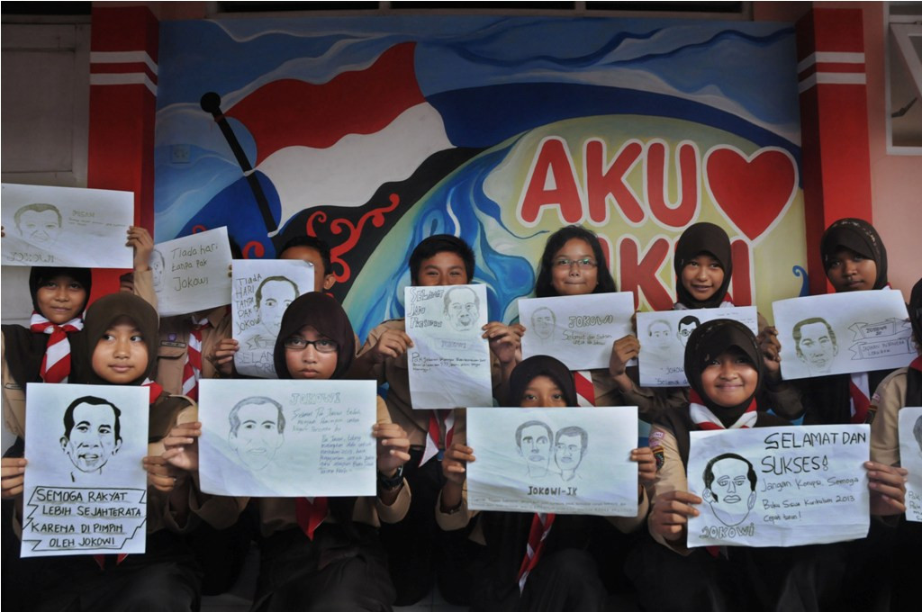 Sejumlah siswa memperlihatkan gambar Presiden terpilih Joko Widodo yang mereka buat di SMP Negeri 5 Purwokerto, Banyumas, Jateng, Jumat (17/10/2014). ANT/Idhad Zakaria