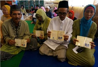 Puluhan Lansia Ikuti Nikah Massal di Probolinggo