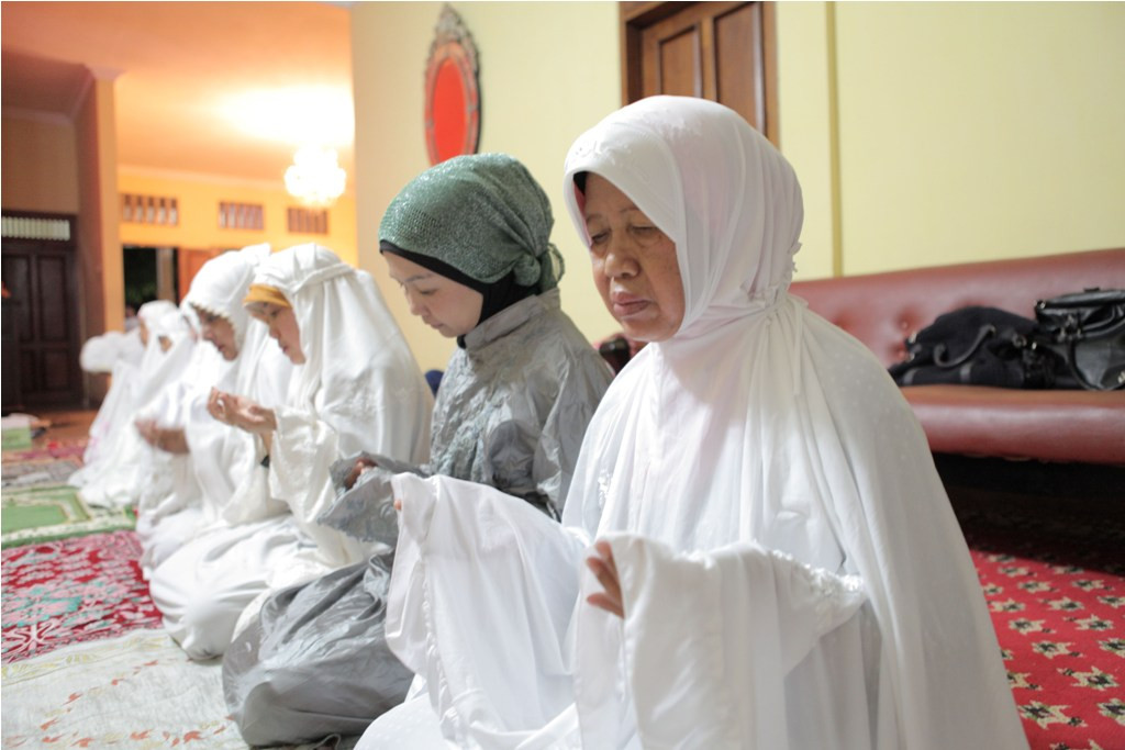 Ibunda Joko Widodo, Sudjiatmi, tekun berdoa sejak putera terkasihnya maju sebagai calon presiden dan ditetapkan sebagai Presiden terpilih hasil Pilpres 2014. MI/Widjajadi