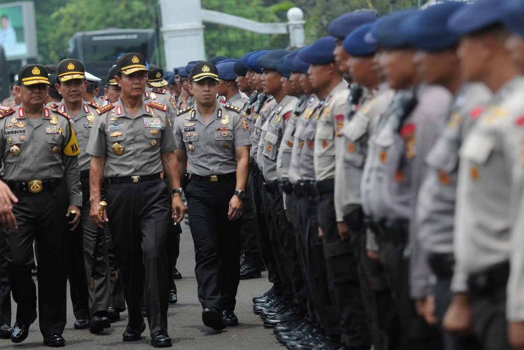 Kapolri Jenderal Sutarman (tengah) memeriksa personel yang mengikuti apel siaga pengaman pelantikan presiden di halaman Monumen Nasional, Jakarta, Jumat (17/10/2014). Ant/Teresia May