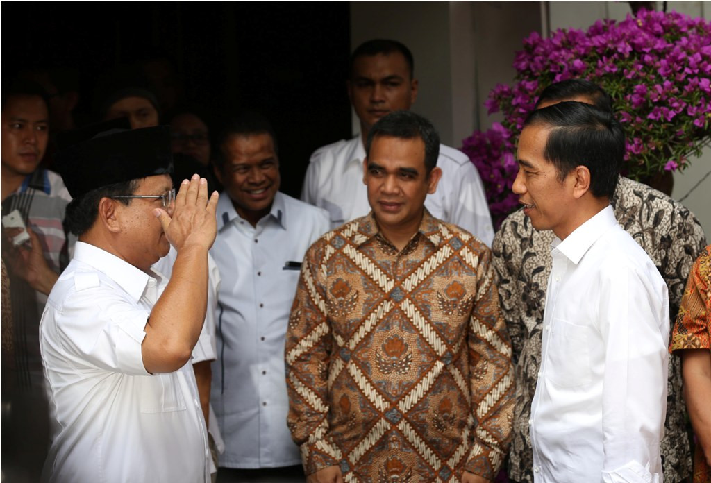  Prabowo Subianto memberi hormat kepada Presiden Terpilih Joko Widodo seusai mengadakan pertemuan di Kertanegara No.4, Kebayoran Baru, Jakarta Selatan, Jumat (17/10/2014). MI/Ramdani